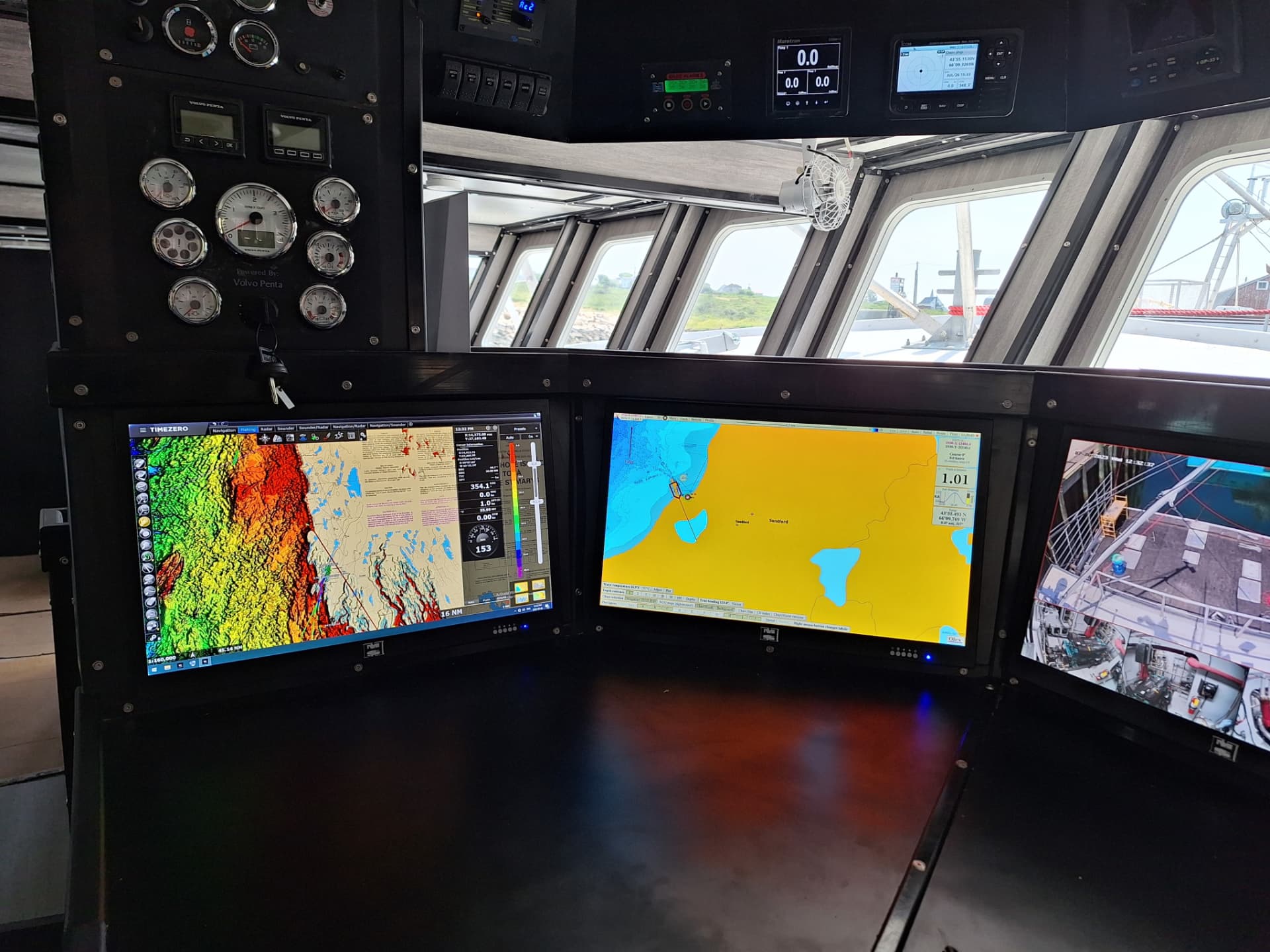 Hines Marine integrated bridge install with sounder, camera, TimeZero chartplotter and radar displays